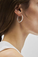 Afbeelding in Gallery-weergave laden, SMALL CIRCLE LINE hoops