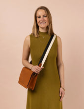 Afbeelding in Gallery-weergave laden, Webbing Strap striped black / white / cognac leather