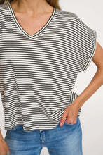 Afbeelding in Gallery-weergave laden, CAY V-neck t-shirt