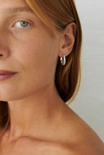 Afbeelding in Gallery-weergave laden, Globe huggies oorbellen