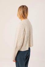 Afbeelding in Gallery-weergave laden, CABLE-KNIT CROP SWEATER
