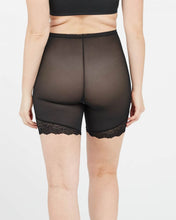 Afbeelding in Gallery-weergave laden, Spotlight on Lace - Mid tigh short