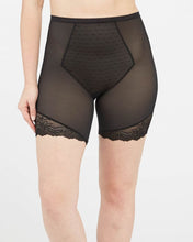 Afbeelding in Gallery-weergave laden, Spotlight on Lace - Mid tigh short
