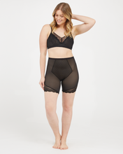 Afbeelding in Gallery-weergave laden, Spotlight on Lace - Mid tigh short