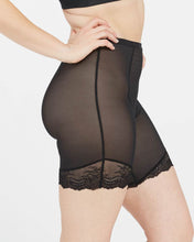 Afbeelding in Gallery-weergave laden, Spotlight on Lace - Mid tigh short