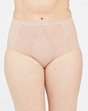 Afbeelding in Gallery-weergave laden, Spotlight on Lace - Brief