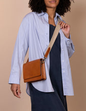 Afbeelding in Gallery-weergave laden, Webbing Strap herringbone/sand/cognac