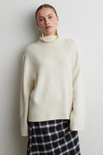 Afbeelding in Gallery-weergave laden, ALPHA knit t-neck
