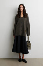 Afbeelding in Gallery-weergave laden, ALPHA KNIT monogram cardigan
