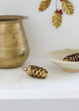 Afbeelding in Gallery-weergave laden, Pinecone ornament
