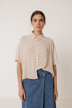 Afbeelding in Gallery-weergave laden, OVERSIZE BLOCK-PRINT SHIRT

