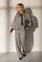 Afbeelding in Gallery-weergave laden, CLENDIS Tappered button detail pants
