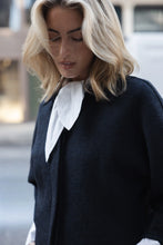 Afbeelding in Gallery-weergave laden, PILLI Blind placket op with collar
