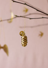 Afbeelding in Gallery-weergave laden, Pinecone ornament
