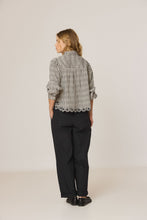 Afbeelding in Gallery-weergave laden, CONTRAST-EMBROIDERY blouse
