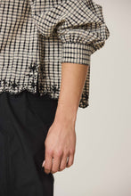 Afbeelding in Gallery-weergave laden, CONTRAST-EMBROIDERY blouse
