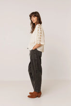 Afbeelding in Gallery-weergave laden, EMBROIDED YOKE blouse
