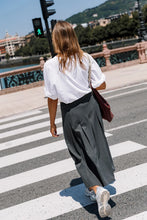 Afbeelding in Gallery-weergave laden, PLEATED CROSSOVER SKIRT
