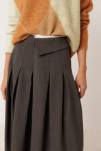 Afbeelding in Gallery-weergave laden, PLEATED CROSSOVER SKIRT
