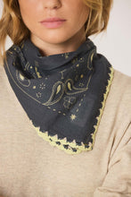 Afbeelding in Gallery-weergave laden, BANDANA WITH CROCHET TRIM

