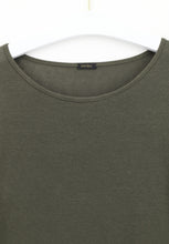 Afbeelding in Gallery-weergave laden, Perfect Line Cashmere - T-Shirt Long Sleeve leger groen
