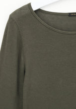 Afbeelding in Gallery-weergave laden, Perfect Line Cashmere - T-Shirt Long Sleeve leger groen
