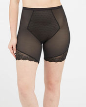 Afbeelding in Gallery-weergave laden, Spotlight on Lace - Mid tigh short
