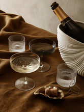 Afbeelding in Gallery-weergave laden, RIPPLE CHAMPAGNE SAUCERS

